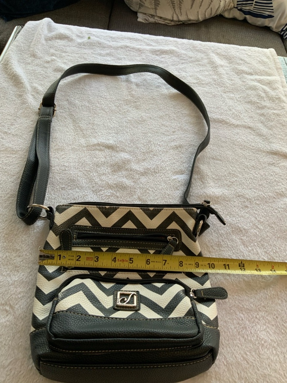 Stone Mountain Accessories Black and White Chevron Crossbody